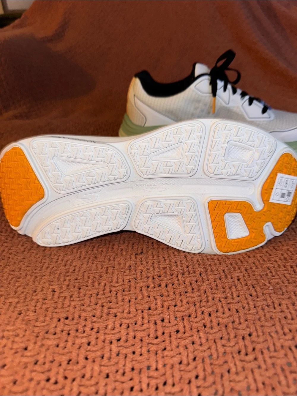 💚🖤🤍🧡Skechers White, Mint & Orange Max Cushion Platform Sneakers